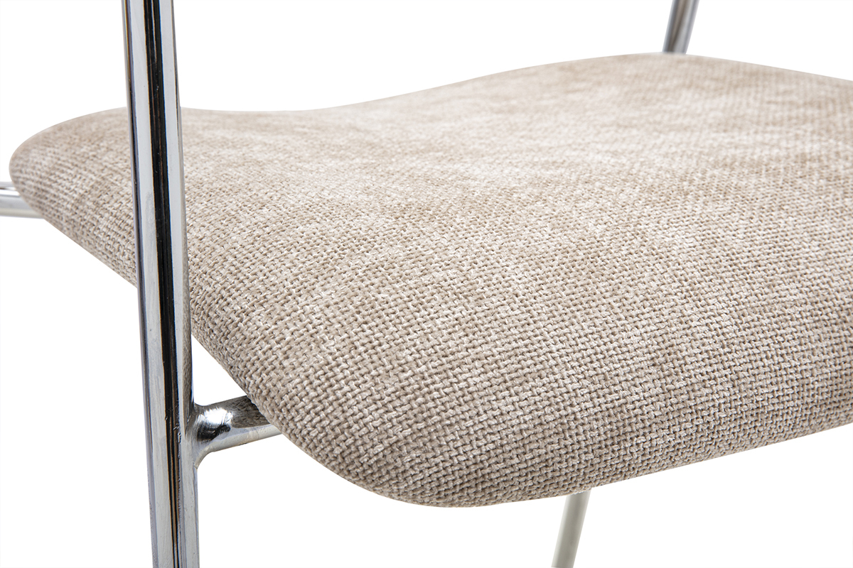 Detail des Stuhls aus Stoff in Taupe-Veloursoptik mit F��en aus verchromtem Metall, Nahaufnahme.