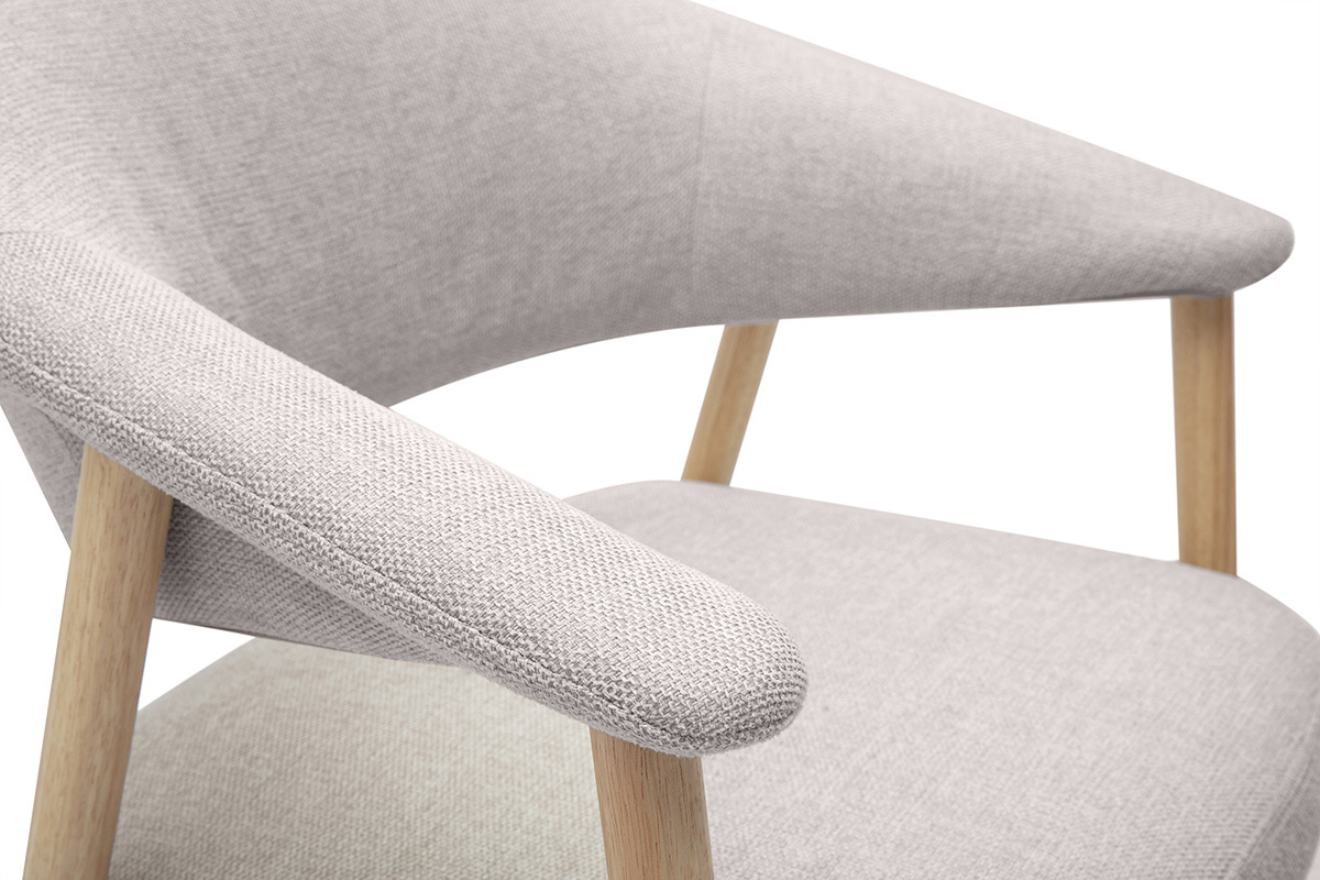 Beige Stoffstuhl mit Velours-Effekt und strukturierter Oberfl�che, mit hellen Holzarmlehnen, Nahaufnahme.