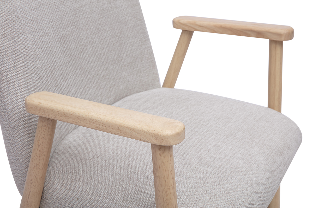 Detail eines Stuhls aus beigem Stoff mit Armlehnen aus hellem Holz, Nahaufnahme