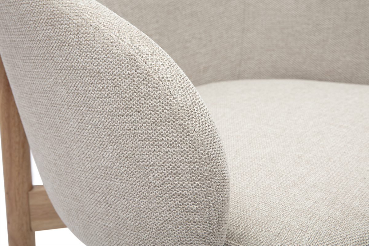 Detail eines TORVI-Stuhls aus beigem, strukturiertem Veloursstoff, Nahaufnahme.
