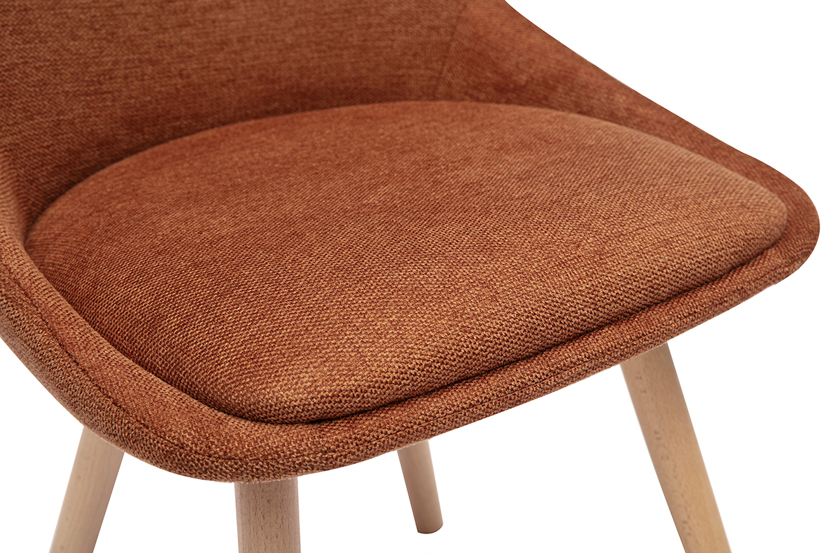 Sthle aus verbrannt orangefarbenem Samtstoff und hellen Holzbeinen, Nahaufnahme des Kissens.