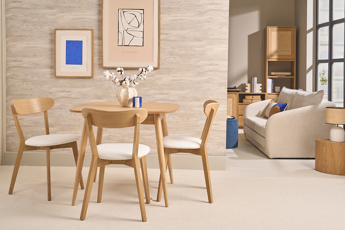 Vintage-St�hle aus hellem Holz aus Eiche und Wei�, Bistro-Stil, Blick auf einen runden Tisch.