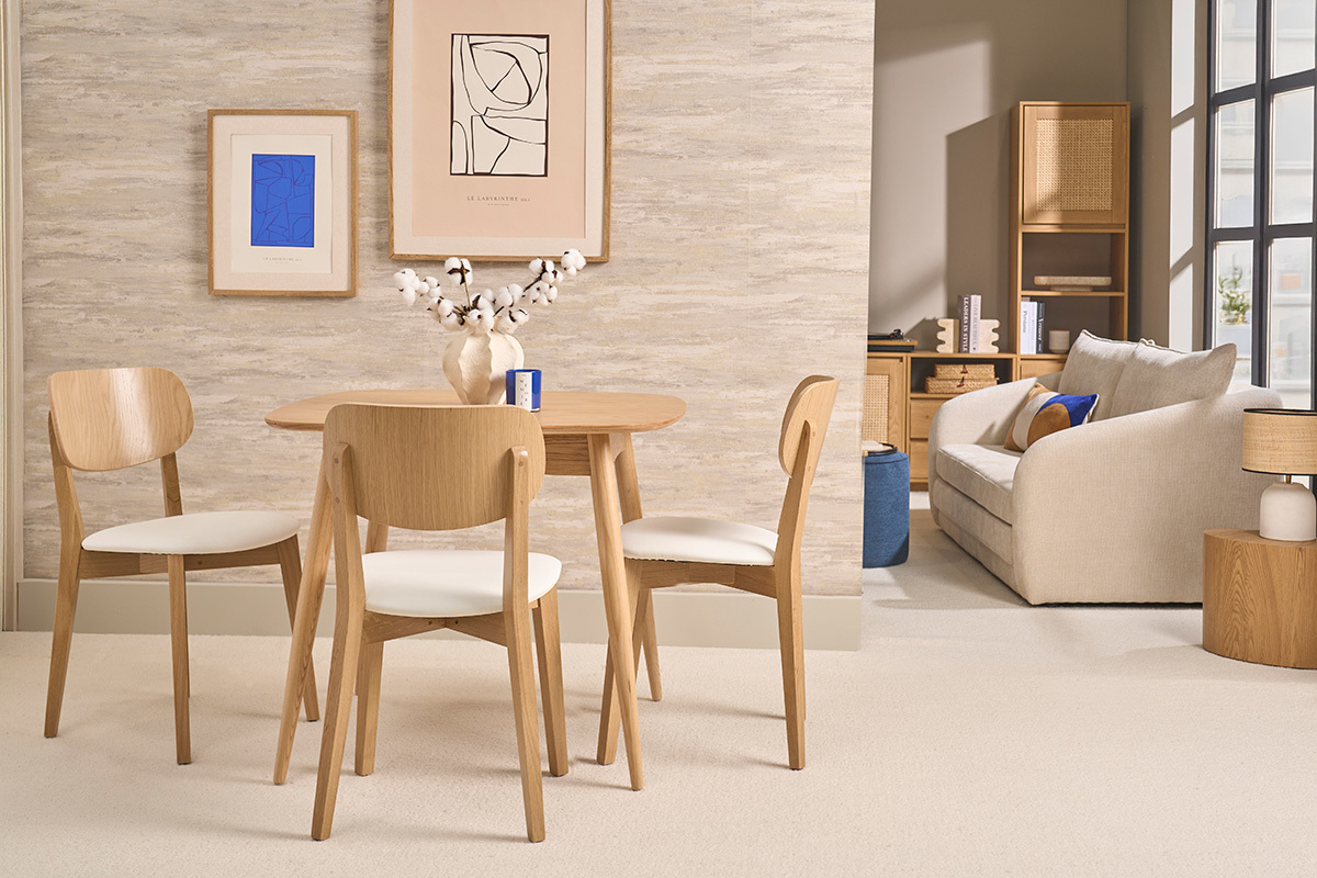 Vintage-St�hle LUCIA aus hellem Holz und Wei�, die einen Tisch in einem skandinavischen Interieur umgeben.