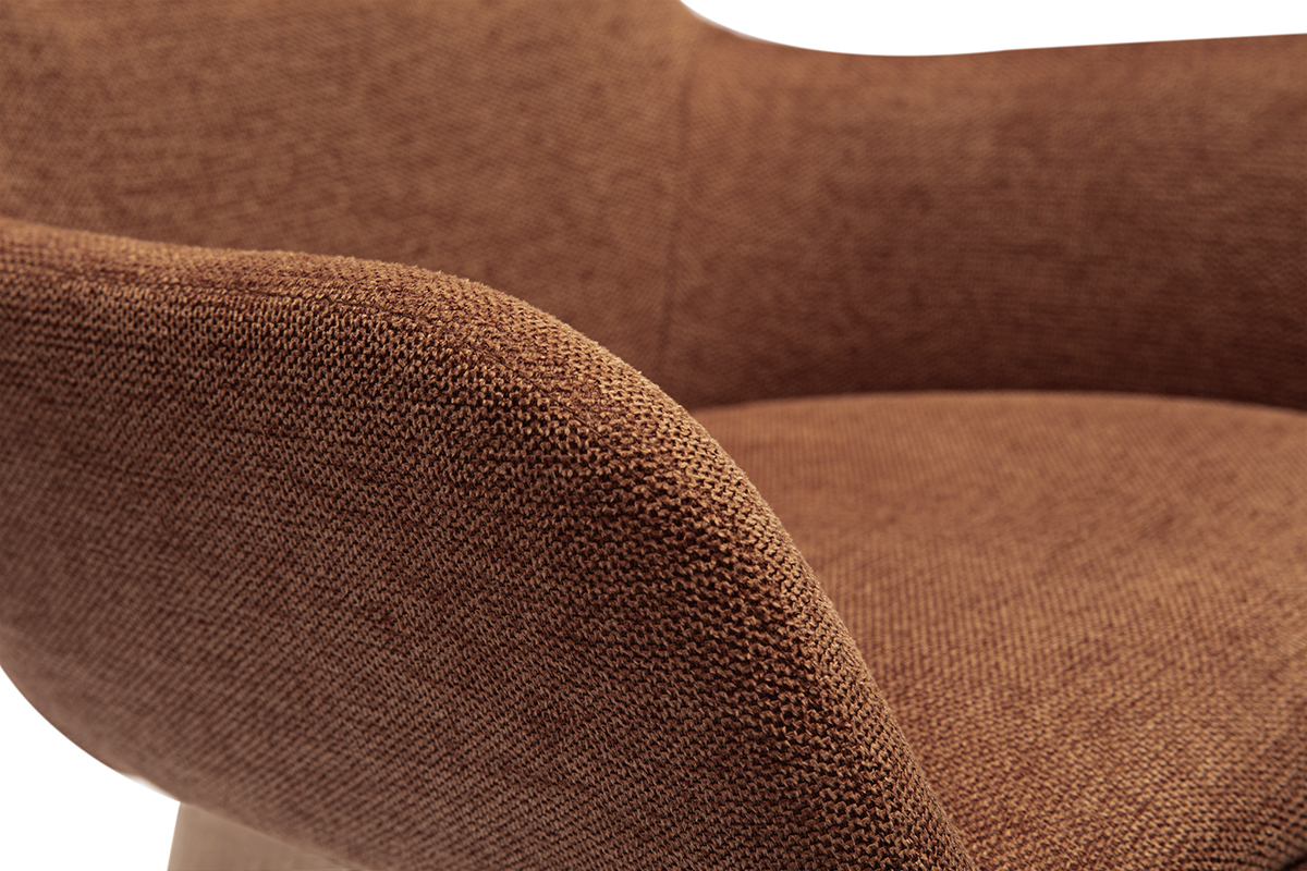 Detalle del tejido de terciopelo texturizado tierra quemada de una silla ALESS.