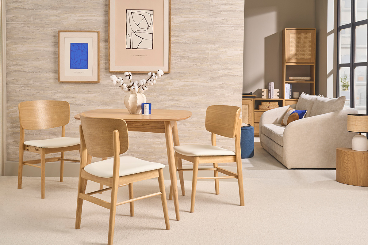Skandinavische St�hle aus hellem Holz und Wei� in einem modernen Interieur, Ansicht von vorn.
