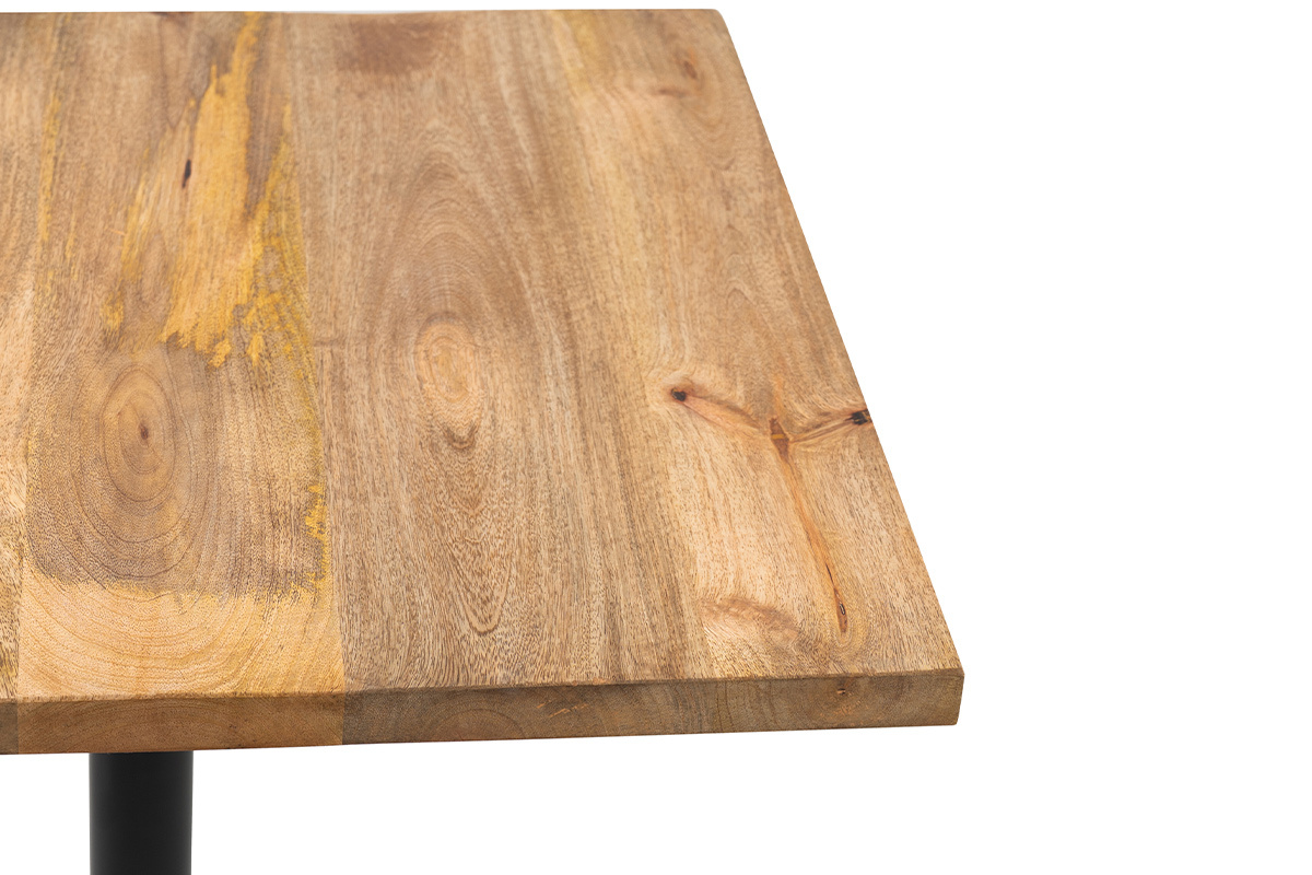 Quadratische Bistrotischplatte aus massivem Mangoholz, oberer Eckbereich, Gestell aus schwarzem Metall.