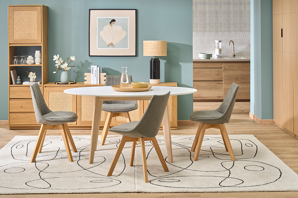 Wei�er skandinavischer ovaler Tisch aus hellem Holz, L150 cm LEENA, mit grauen St�hlen in einem modernen Interieur.