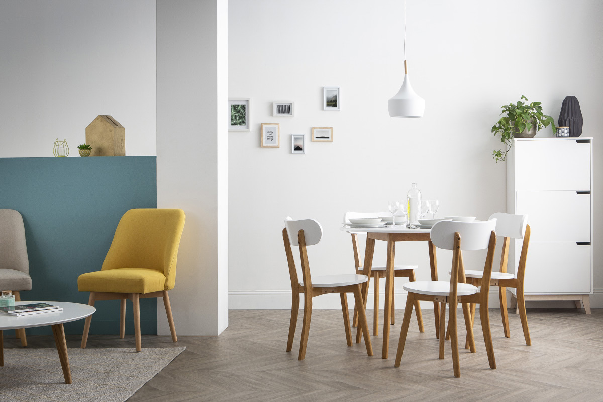 Tisch und 4 Gartensthle Wei und Holz LEENA