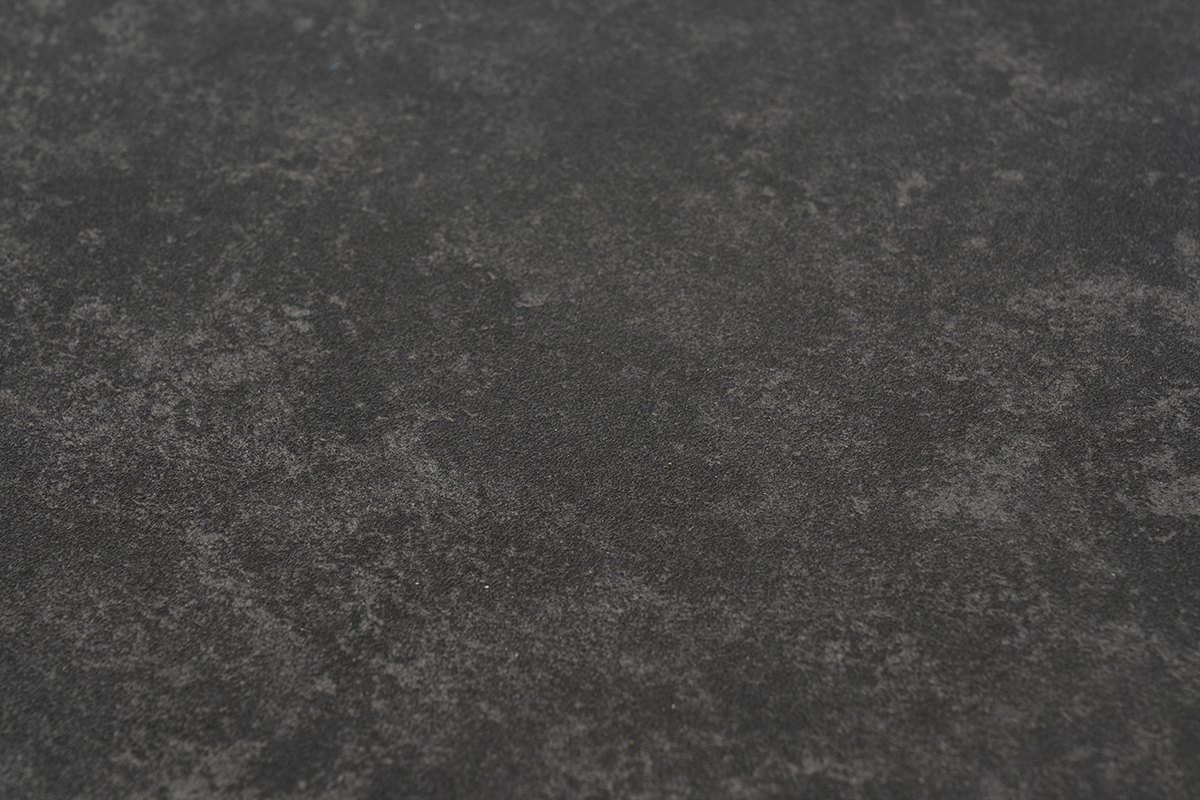 Nahaufnahme der schwarzen Keramikplatte des ausziehbaren Esstisches MELZA.