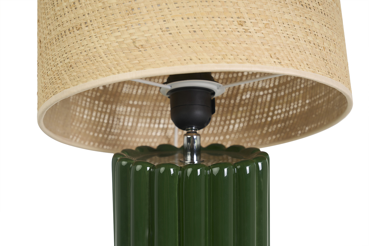 Tischlampe aus dunkelgr�n glasierter Keramik mit Schirm aus Rabane, Detailansicht.