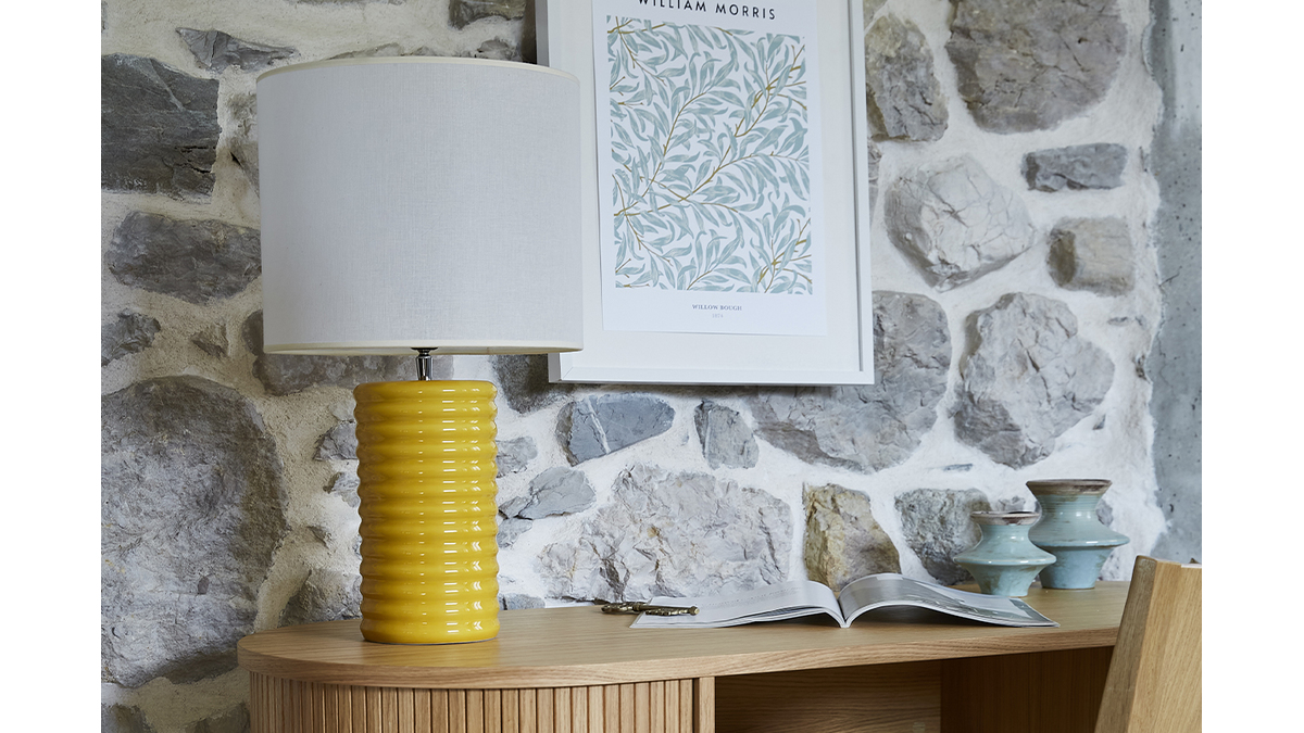 Tischleuchte aus emaillierter Keramik in Gelb mit ecrufarbenem Lampenschirm BERRO