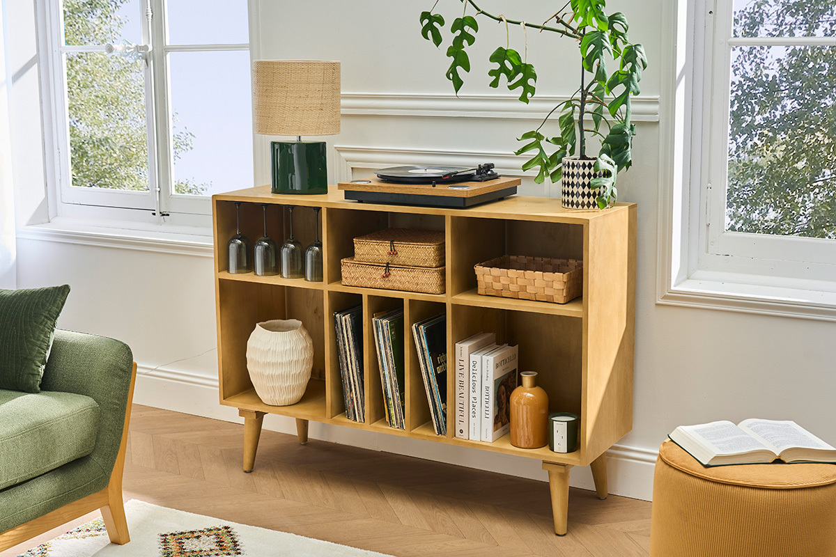 Tischlampe aus Keramik in dunkelgr�n mit Lampenschirm aus Raphia auf Aufbewahrungsm�bel, Gesamtansicht.