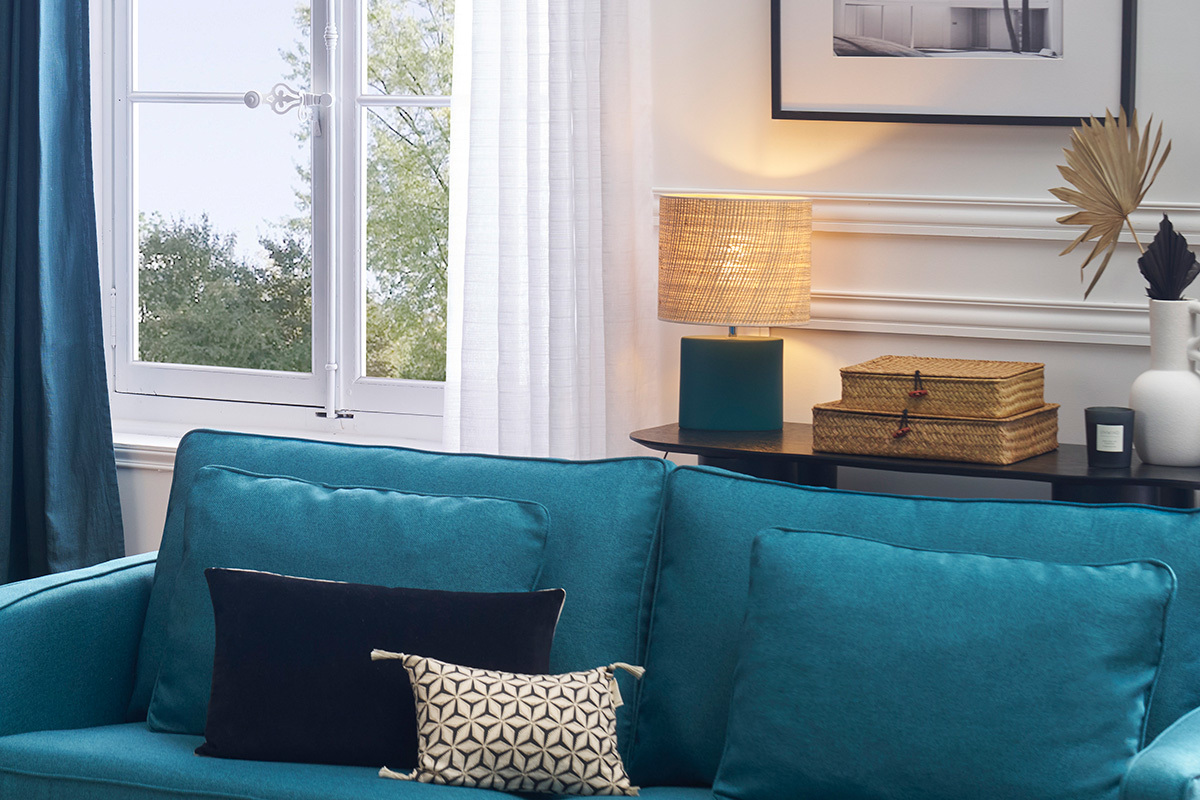 Tischleuchte aus Keramik in Petrolblau mit Lampenschirm aus naturfarbenem Bast H40 cm TIGA