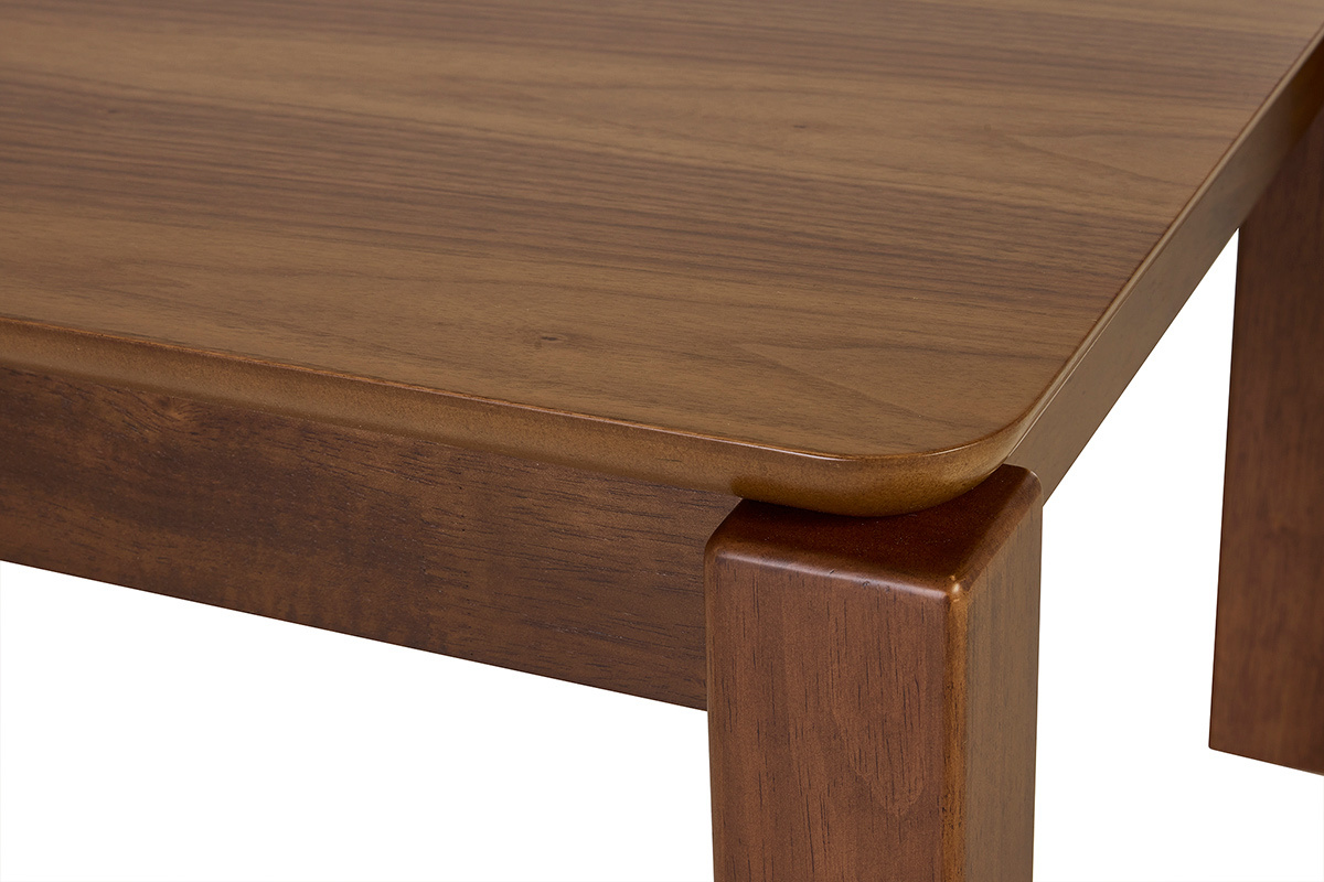 Detail der Platte und eines Beins des rechteckigen Couchtischs aus dunklem Nussbaumholz