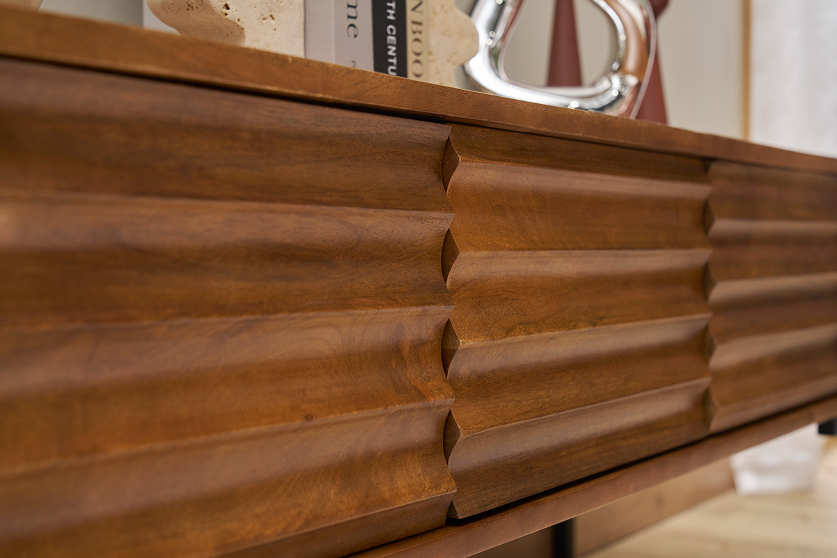 Nahaufnahme des ONDA TV-Mbels aus massivem Mangoholz mit geschnitzten Mustern.