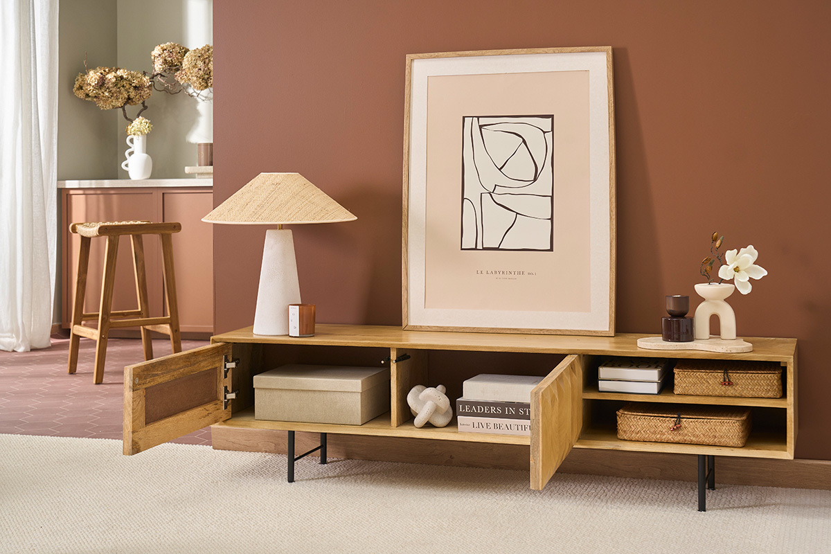 TV-M�bel aus hellem massivem Mangoholz mit Relief und schwarzem Metall B160 cm AGRA