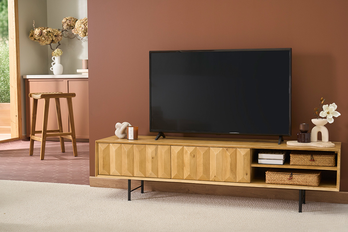 TV-M�bel aus hellem massivem Mangoholz mit Relief und schwarzem Metall B160 cm AGRA