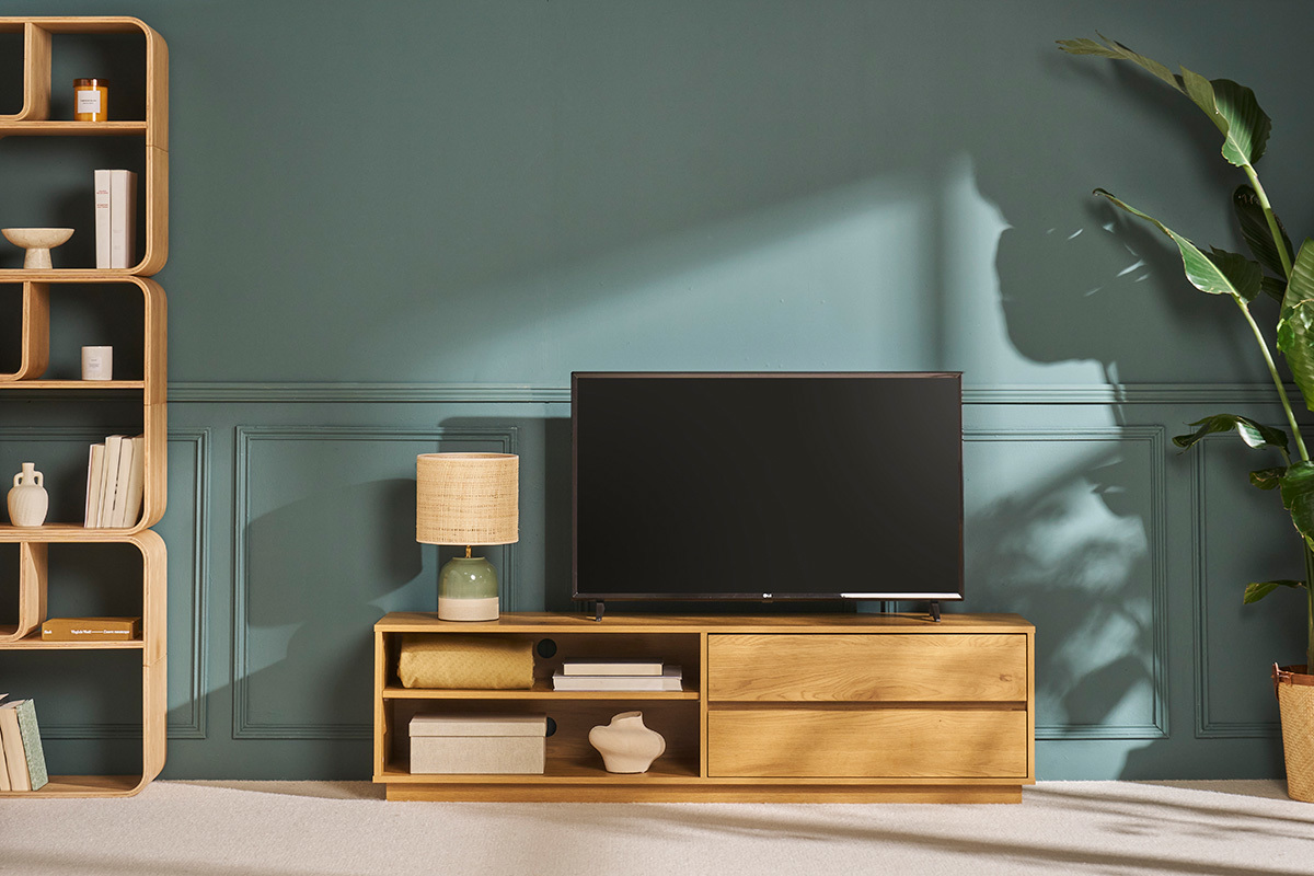 TV-M�bel aus Holz mit 2 Schubladen und F�chern, mit Fernseher, Regal und Pflanze, Frontansicht.