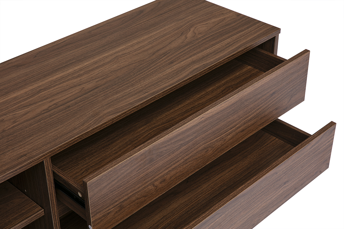 Dunkles Holzm�bel f�r Fernseher mit zwei offenen Schubladen, Ansicht im Winkel.