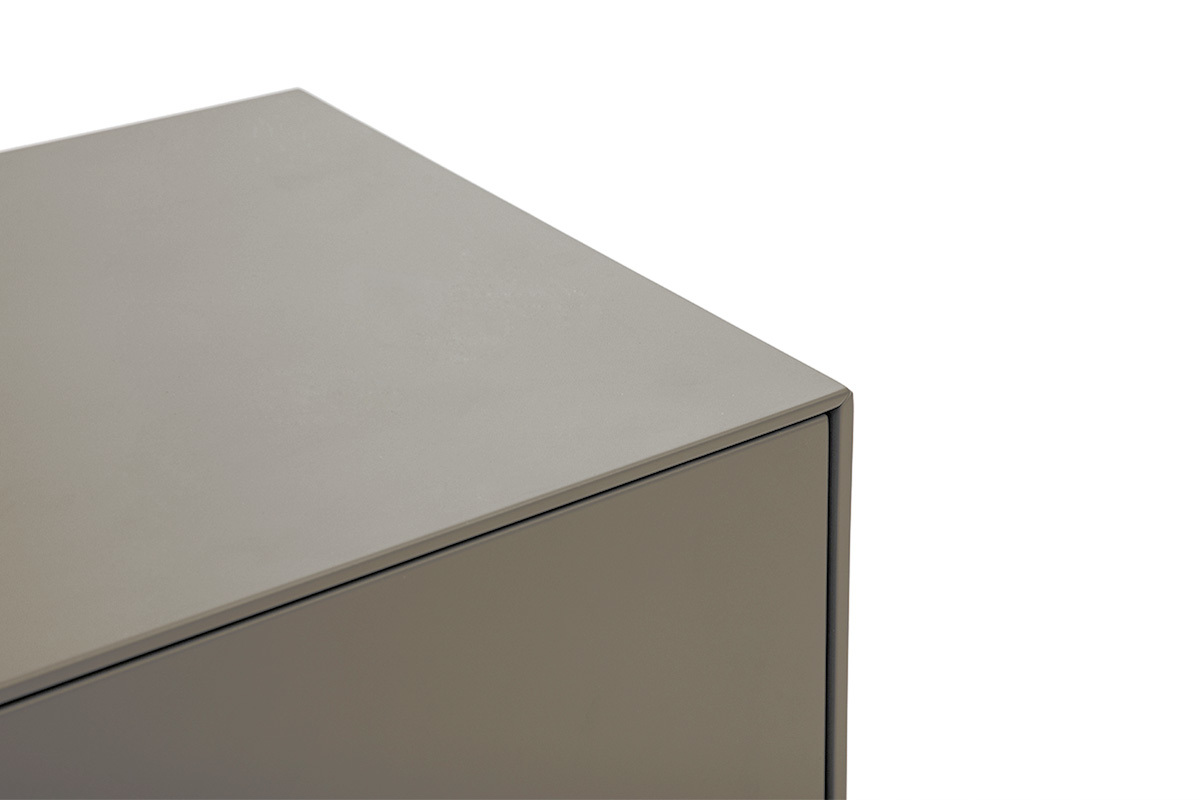 Oberer Eckbereich des TV-M�bels im matten grauen Lackdesign, Nahaufnahme.