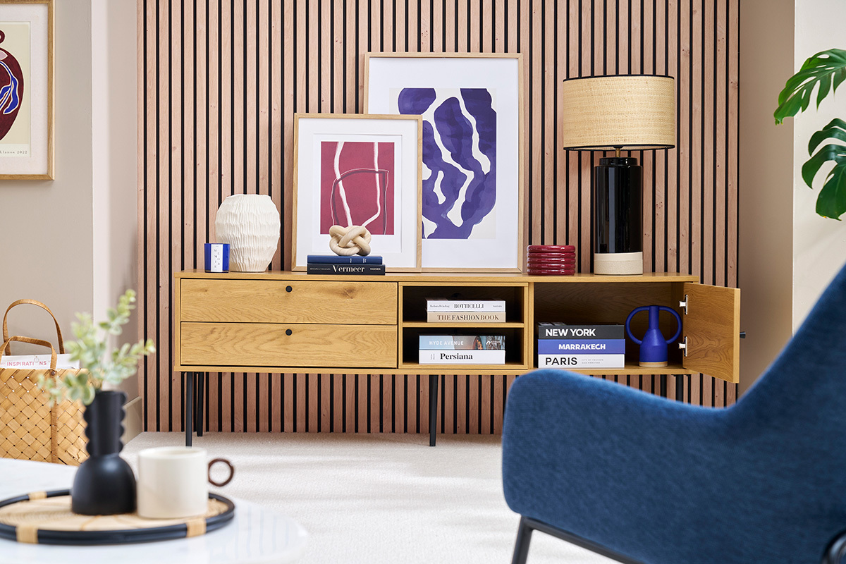 Helles Holz und schwarzes Metall Fernsehmbel mit Deko, geffneter Schublade und Tr, Frontansicht.