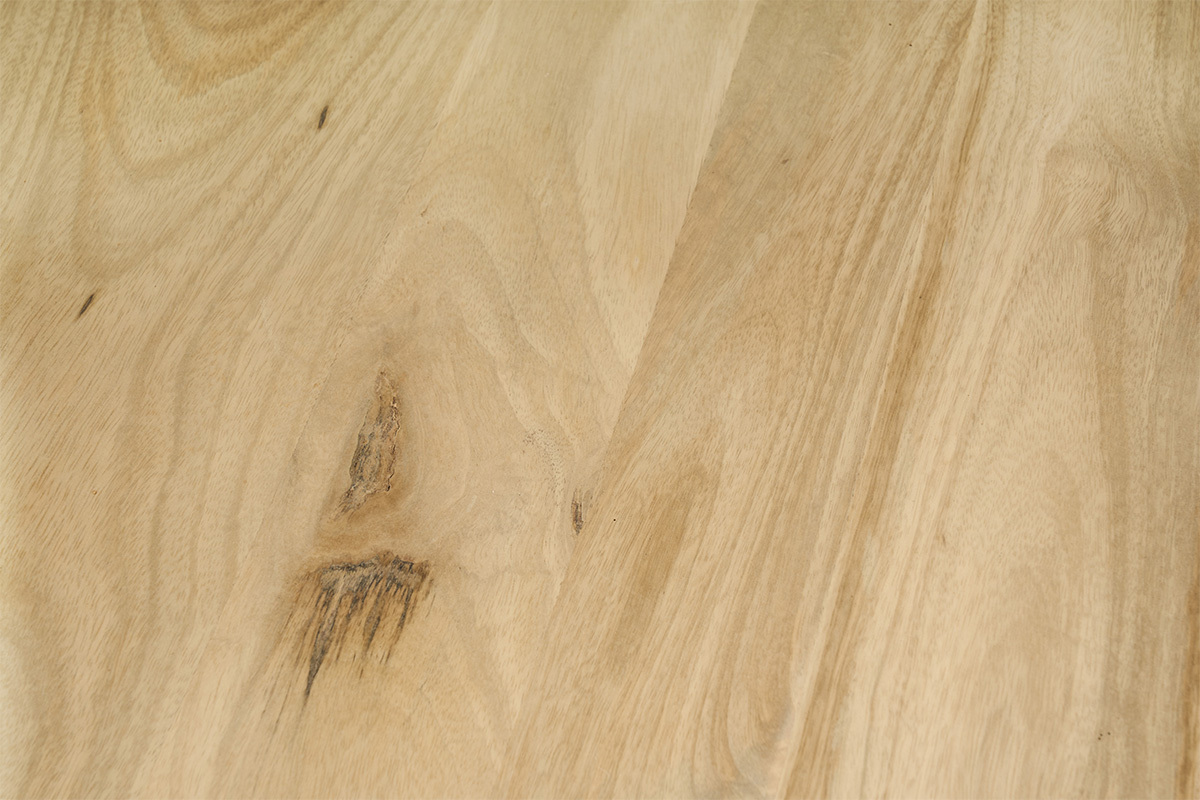 Nahaufnahme von massivem Mangoholz mit seinen nat�rlichen Schattierungen.