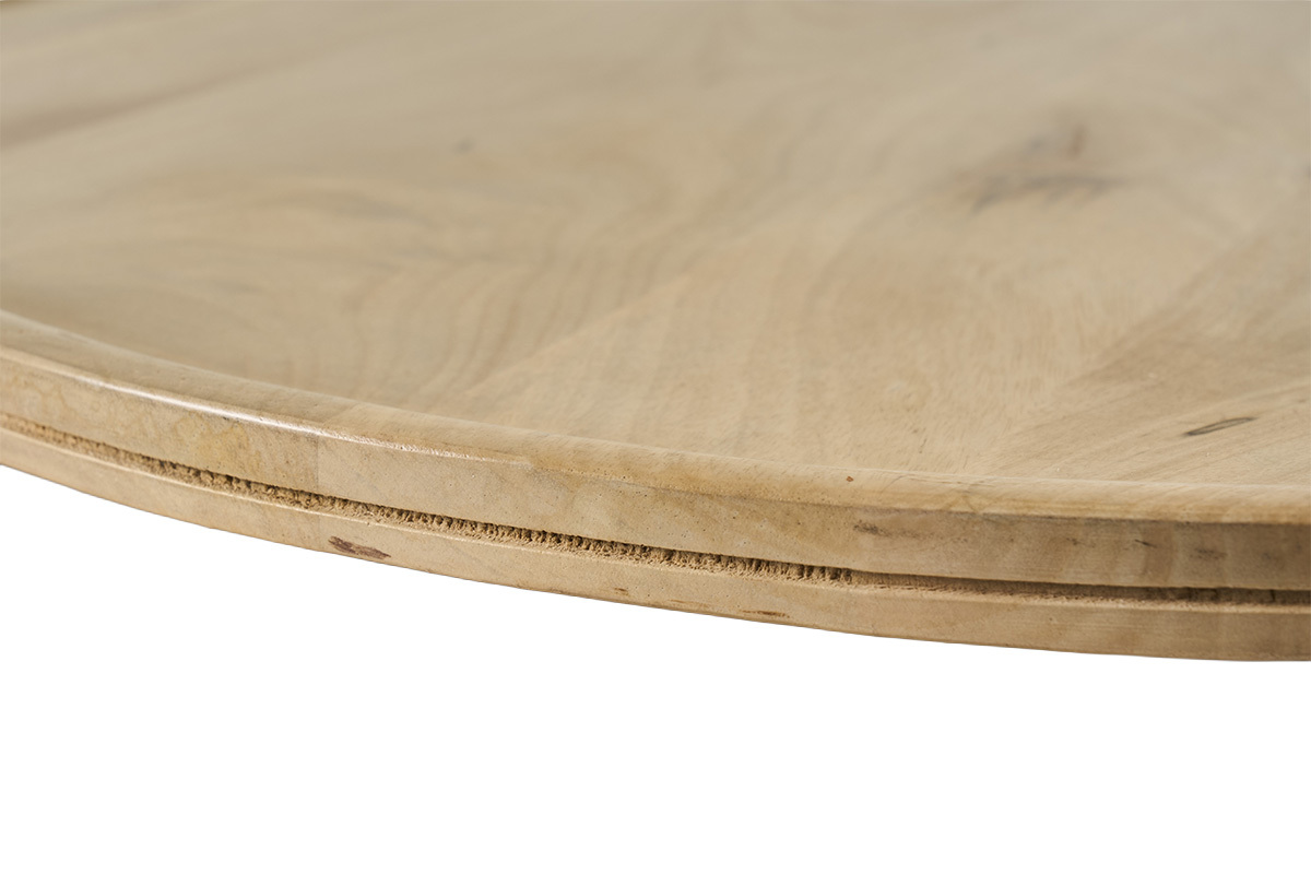 Nahaufnahme der Tischplatte eines Couchtisches aus massivem Mangoholz.