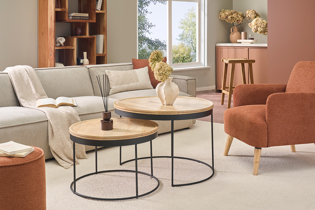 Verschachtelungs-Couchtische aus massivem Mangoholz und Metall LEDGE