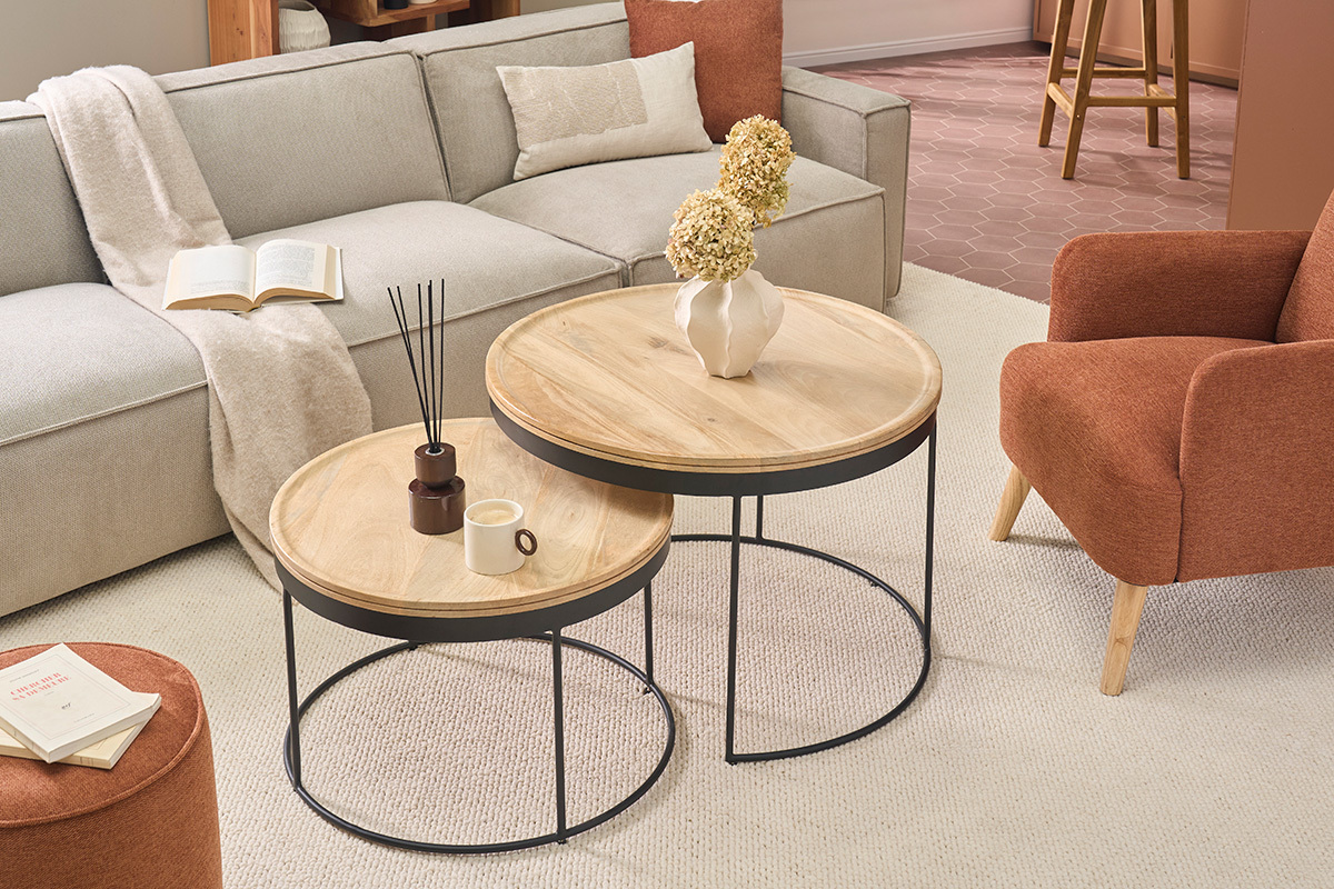 Verschachtelungs-Couchtische aus massivem Mangoholz und Metall LEDGE