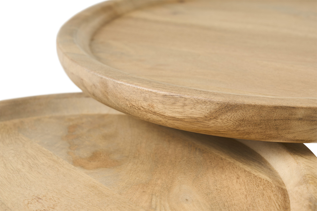 Nahaufnahme der Mangoholz-Oberseite der ineinander greifenden Couchtische PYTA, mit sichtbarem Rand.