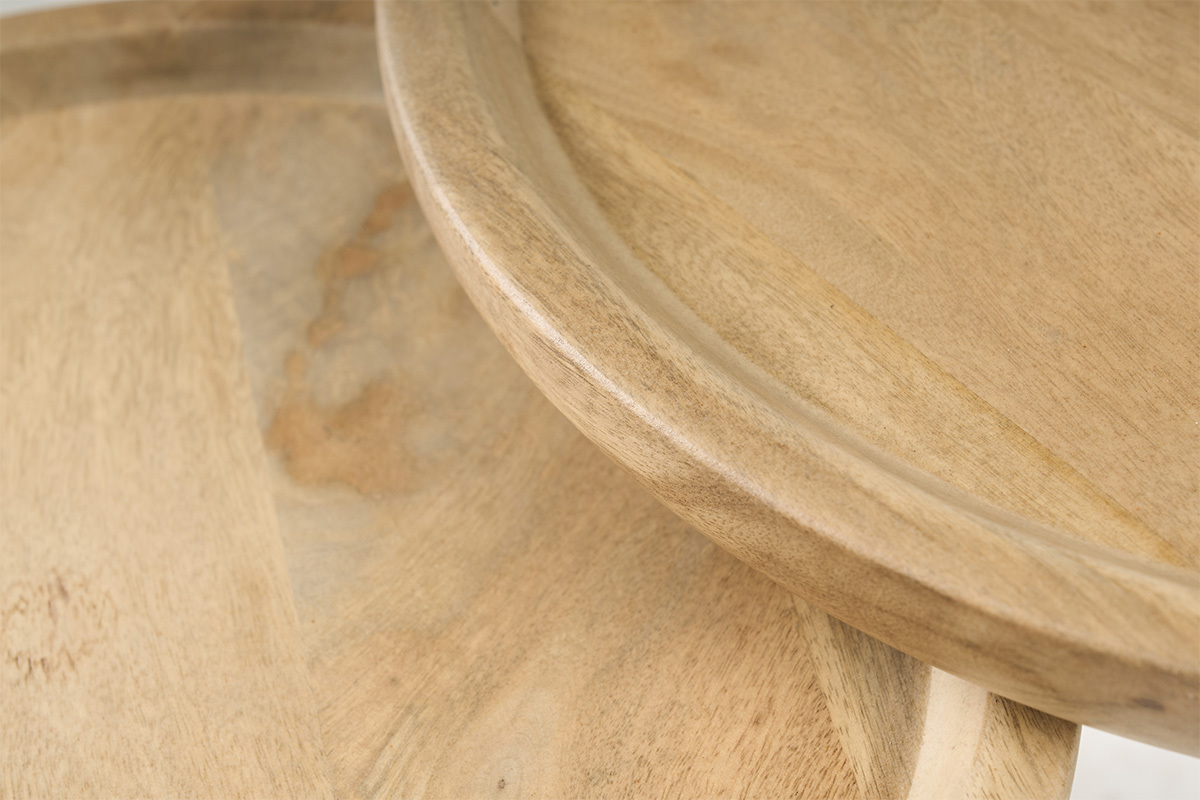 Nahaufnahme der Holzplatten von PYTA ineinander greifenden Couchtischen.