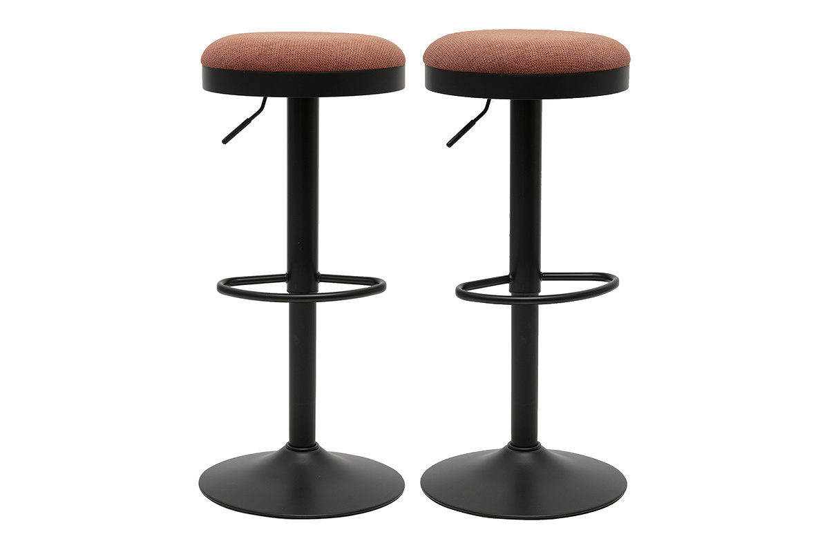 Set aus 2 verstellbaren Barhockern aus Chenille-Stoff in gebrannter Erde und schwarzem Metall, Vorderansicht.