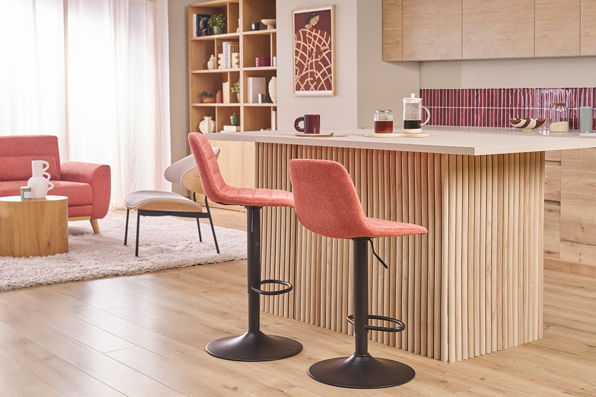 Terrakotta Barhocker neben einer K�cheninsel aus Holz.