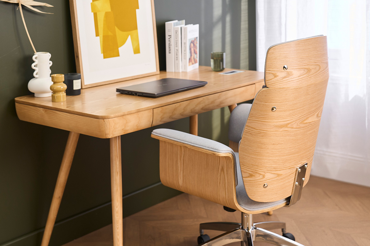 ELON B�rostuhl aus hellem Holz, von hinten gesehen, vor einem Holzschreibtisch mit Zubeh�r.