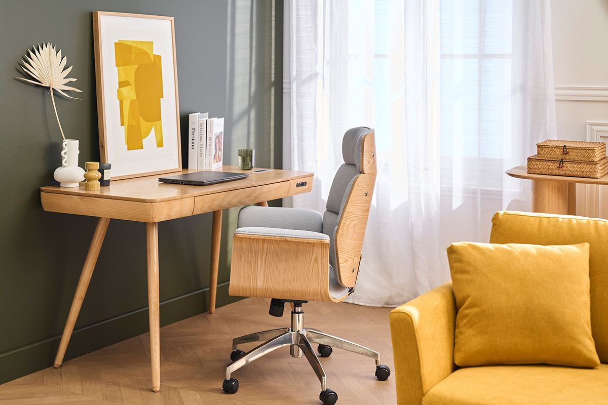 B�rostuhl ELON in grauem Stoff und hellem Holz, Seitenansicht, neben einem Holzschreibtisch.