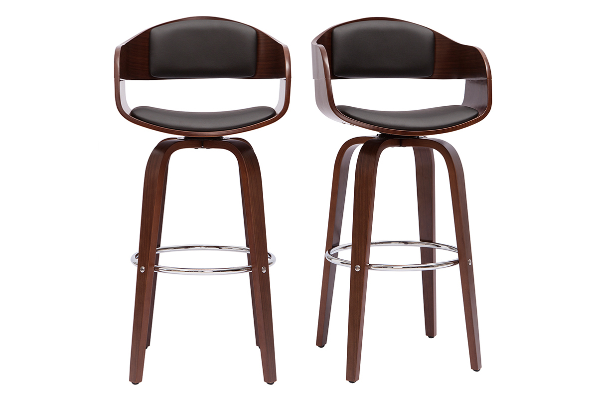 Zwei drehbare Vintage-Barhocker aus Walnussholz mit schwarzen Polyurethan-Sitzen und verchromten Fu�st�tzen.