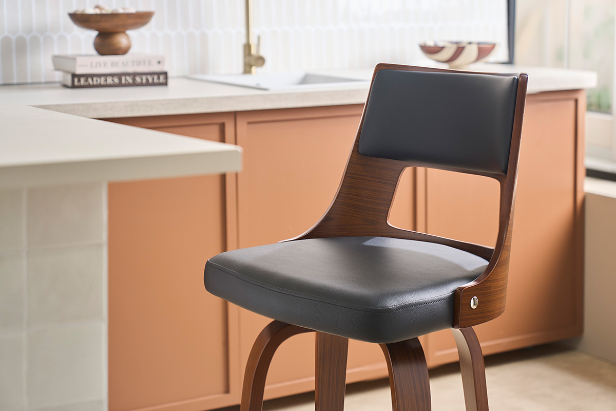 Vintage-Barhocker GARBO in Schwarz und dunklem Holz, Nahaufnahme von Sitzfl�che und R�ckenlehne.