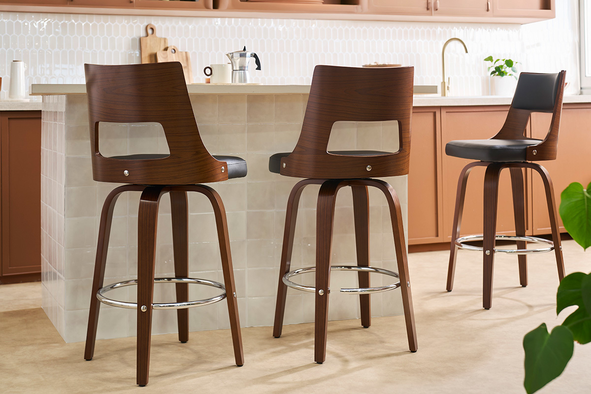 Vintage-Barhocker aus schwarzem und dunklem Holz, drehbar, R�ckansicht in einer modernen K�che