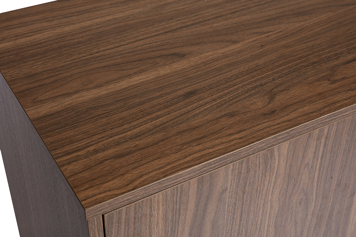 Nahaufnahme der Oberseite des Walnussholz-Buffets mit Vintage-Finish.