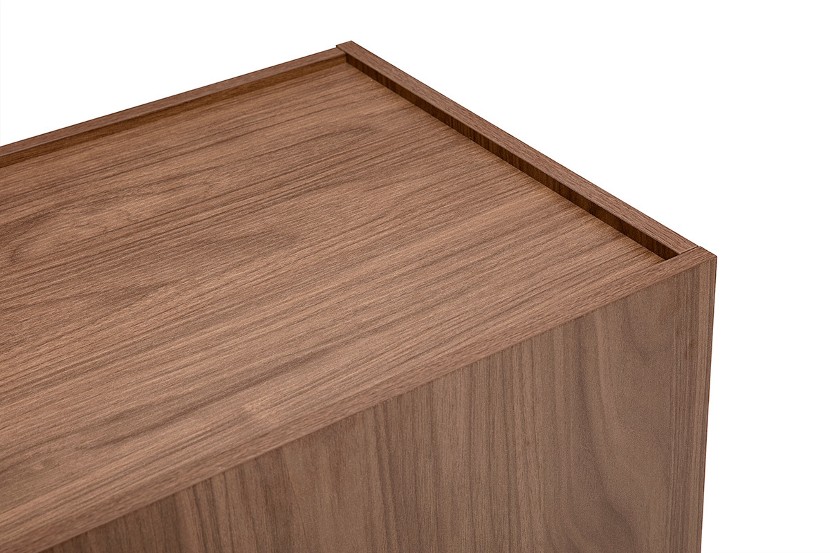Nahaufnahme von oben des Vintage-Sideboards SANAA aus dunklem Nussbaumholz.