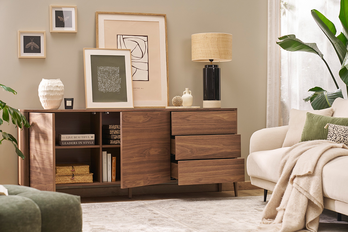 Dunkles Walnussholz-Buffet mit offenen Tren und Schubladen in einem dekorierten Wohnzimmer.