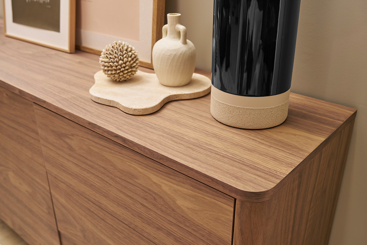 Dunkles Walnussholz-Buffet mit Deko-Objekten darauf, Ansicht im Winkel.