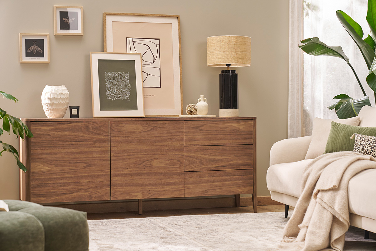 Dunkles Nussbaumholz-Buffet BENJA, 2 Tren, 3 Schubladen, dekoriert mit Lampe und Rahmen.