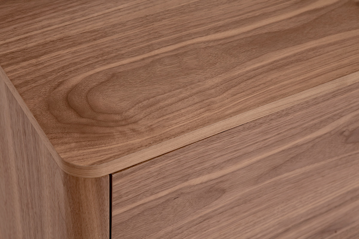 Detail der oberen Ecke des dunklen Walnussholzbuffets BENJA mit abgerundeter Kante.