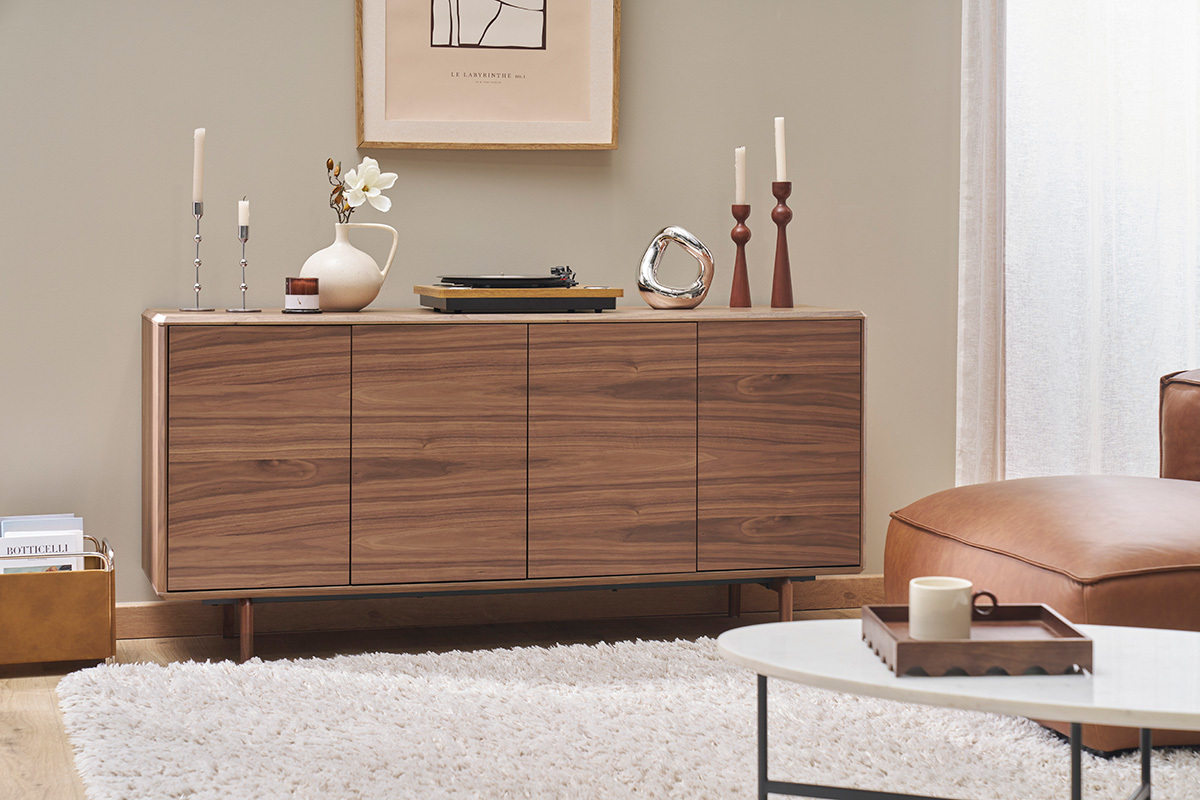 Vintage Buffet aus dunklem Walnussholz, 4 Tren, mit Dekoration oben, Frontansicht.