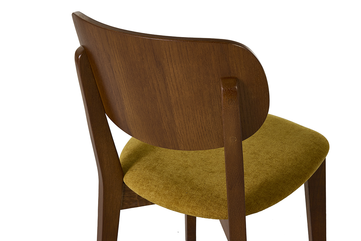 Vintage-Stuhl aus dunklem Holz mit gebogener R�ckenlehne und Sitzfl�che aus senfgelbem Stoff in Samtoptik, R�ckansicht.