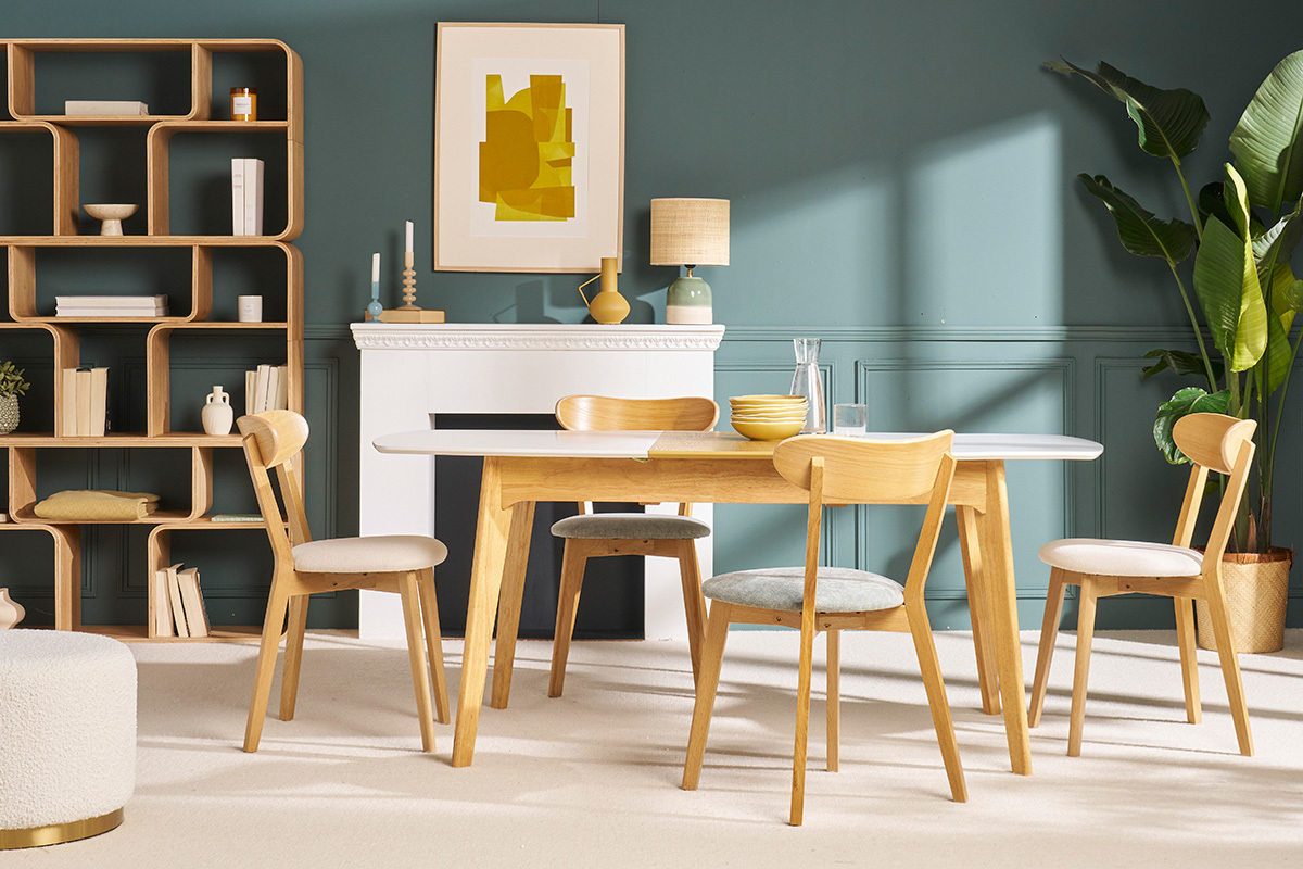 Vintage-DOVE-St�hle aus hellem Holz und Stoff in einem modernen Ambiente.