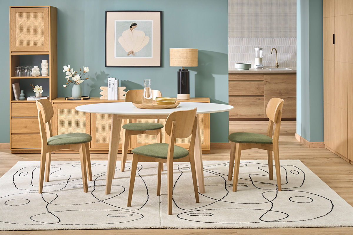 Vintage-St�hle aus hellem Eichenholz mit Sitzfl�che aus khakigr�nem Samt, Gesamtansicht in einem modernen Interieur.