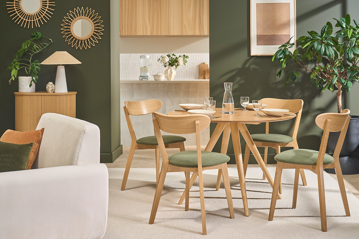Vintage-St�hle aus hellem Eichenholz und gr�nem Khakistoff um einen Tisch in einem modernen Esszimmer.