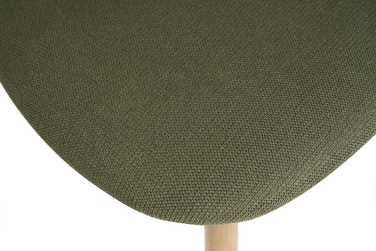 Nahaufnahme der gepolsterten Sitzfl�che aus gr�n-khaki Stoff der DOVE-St�hle aus hellem Holz.
